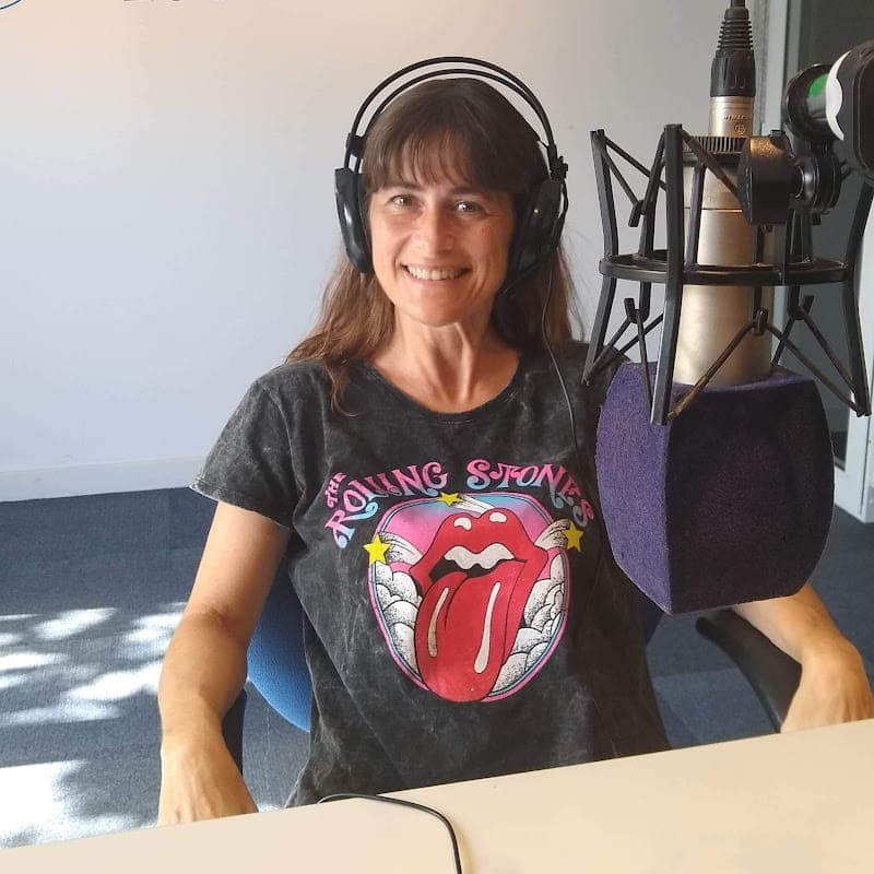 Evangelina Barone en el estudio de radio