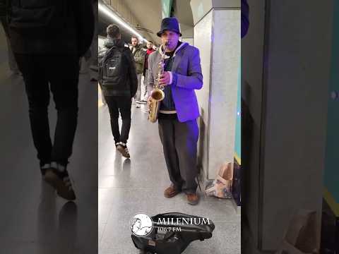 Miniatura del video: Música para sobrevivir a la hora pico          #tango  #turismo  #lugaresdelaargentina. arte #subte #musica #tango #gardel #turf #caballos #saxo #artista #callejero #palermo #caba #canal #...